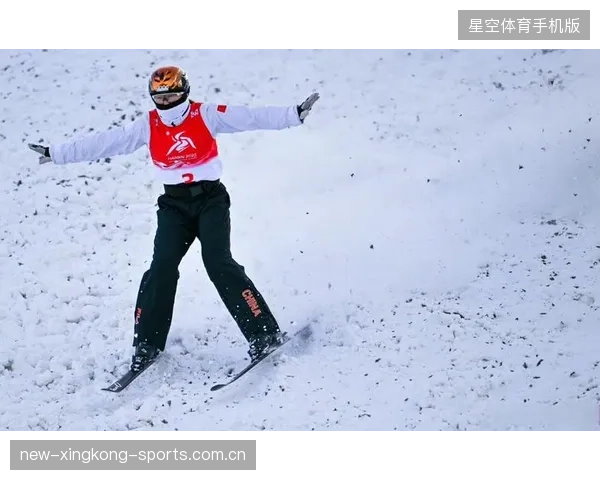自由滑雪选手落地后摔出三米，爬起继续